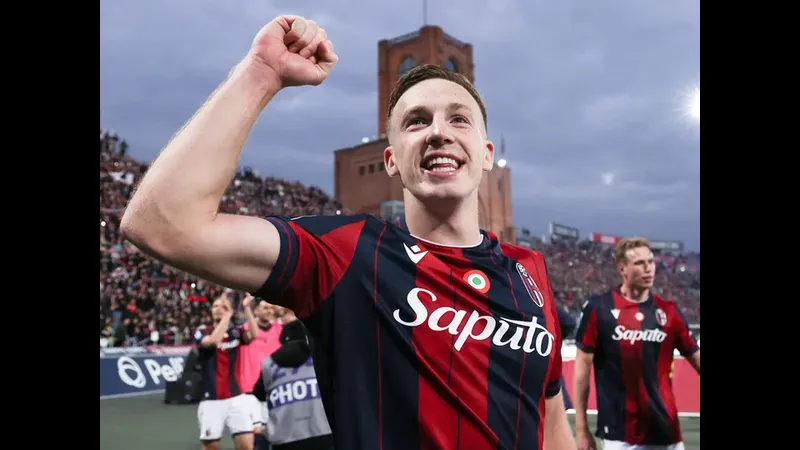 Cầu thủ của Bologna vượt qua cầu thủ Cremonese trên sân cỏ Cầu thủ của Bologna vượt qua cầu thủ Cremonese trên sân cỏ