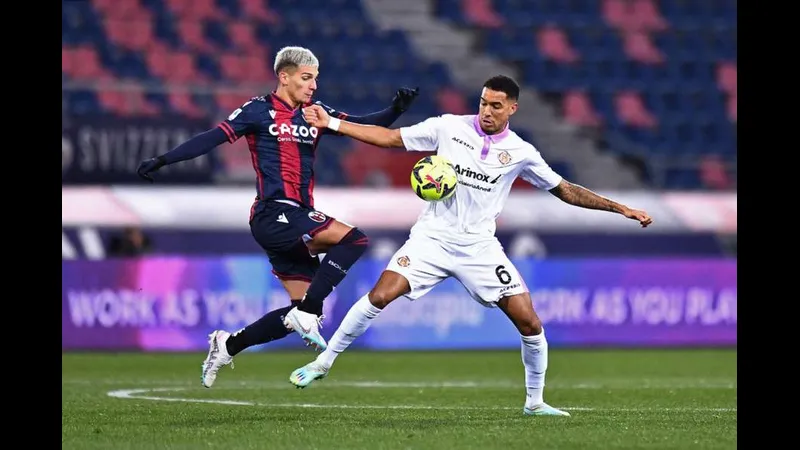 Cầu thủ của Bologna dũng cảm xoay người trước sự áp sát của Cremonese Cầu thủ của Bologna dũng cảm xoay người trước sự áp sát của Cremonese