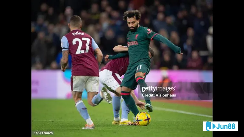 Cầu thủ Liverpool đang nỗ lực chạy đua với cầu thủ Aston Villa để cướp bóng Cầu thủ Liverpool đang nỗ lực chạy đua với cầu thủ Aston Villa để cướp bóng