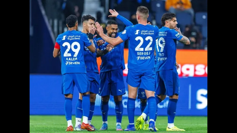 Cầu thủ Al Hilal vượt qua hàng phòng ngự của Damac Cầu thủ Al Hilal vượt qua hàng phòng ngự của Damac