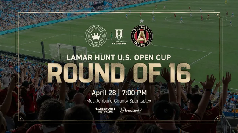 Cầu thủ Charlotte và Atlanta United tranh chấp bóng trên sân Cầu thủ Charlotte và Atlanta United tranh chấp bóng trên sân