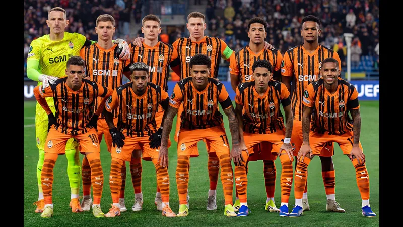 Cầu thủ LNZ Cherkasy và Shakhtar Donetsk đang tranh chấp bóng Cầu thủ LNZ Cherkasy và Shakhtar Donetsk đang tranh chấp bóng