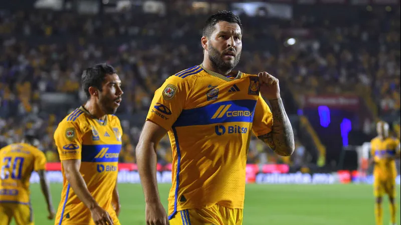 Cầu thủ Nashville và Tigres UANL tranh chấp bóng trên sân cỏ - Phong độ gần Cầu thủ Nashville và Tigres UANL tranh chấp bóng trên sân cỏ - Phong độ gần