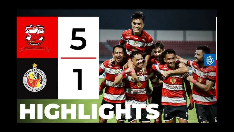 Cầu thủ của Semen Padang vượt qua hàng phòng ngự của Madura United Cầu thủ của Semen Padang vượt qua hàng phòng ngự của Madura United
