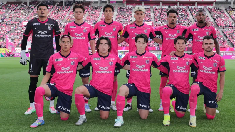 Cầu thủ Cerezo Osaka tung cú sút mạnh vào khung thành đối phương Cầu thủ Cerezo Osaka tung cú sút mạnh vào khung thành đối phương