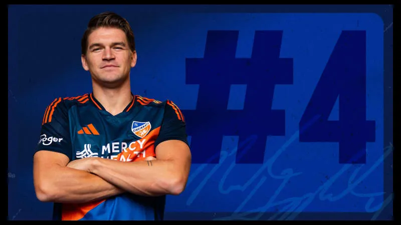 Cầu thủ Cincinnati và Burnley tranh chấp bóng trên sân cỏ Cầu thủ Cincinnati và Burnley tranh chấp bóng trên sân cỏ