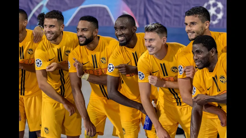 Cầu thủ Plzen và Young Boys tranh chấp bóng trước khung thành Cầu thủ Plzen và Young Boys tranh chấp bóng trước khung thành