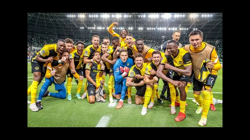 Cầu thủ Plzen và Young Boys quyết tâm tranh chấp bóng Cầu thủ Plzen và Young Boys quyết tâm tranh chấp bóng