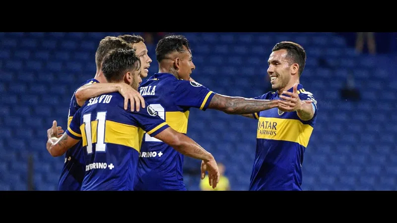 Cầu thủ Racing Montevideo và Penarol đấu tay đôi trên sân cỏ