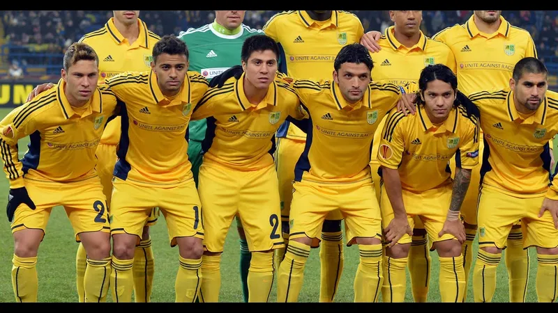 Cầu thủ của Salzburg và Kharkiv đua tranh quả bóng trên sân