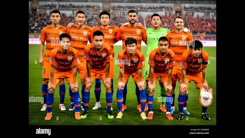 Cầu thủ Shandong Taishan và Yunnan Yukun tranh chấp quả bóng Cầu thủ Shandong Taishan và Yunnan Yukun tranh chấp quả bóng