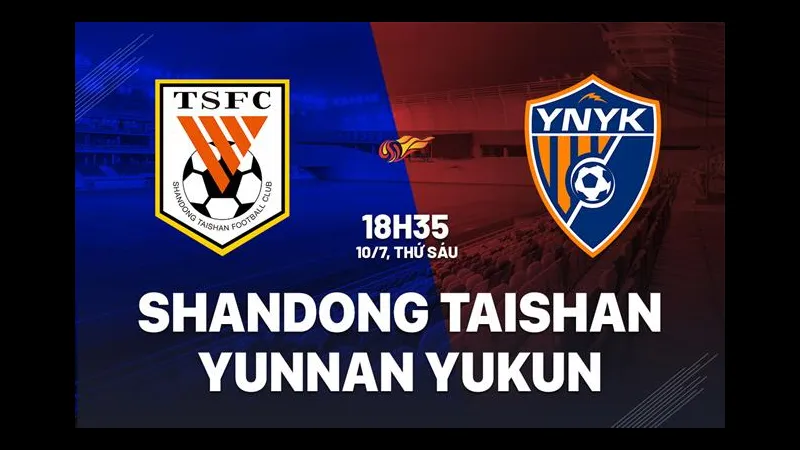 Cầu thủ Shandong Taishan và Yunnan Yukun tranh chấp bóng trên sân Cầu thủ Shandong Taishan và Yunnan Yukun tranh chấp bóng trên sân