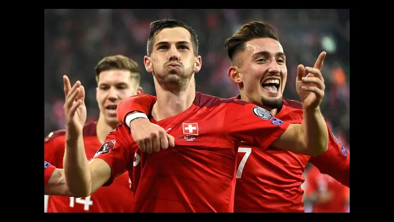 Cầu thủ Thụy Sĩ đang nỗ lực chặn bóng khỏi Argentina Cầu thủ Thụy Sĩ đang nỗ lực chặn bóng khỏi Argentina