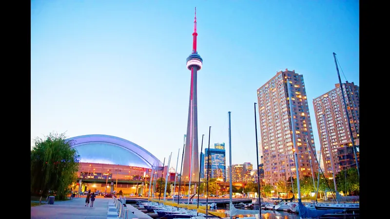 Cầu thủ Vancouver đang phản đòn trước cầu thủ Montreal trên sân cỏ Cầu thủ Vancouver đang phản đòn trước cầu thủ Montreal trên sân cỏ